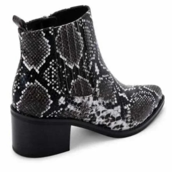 Shoes - NWT Aqua College Block Heel Waterproof Ankle Booties Karlie Leather - Size 6.